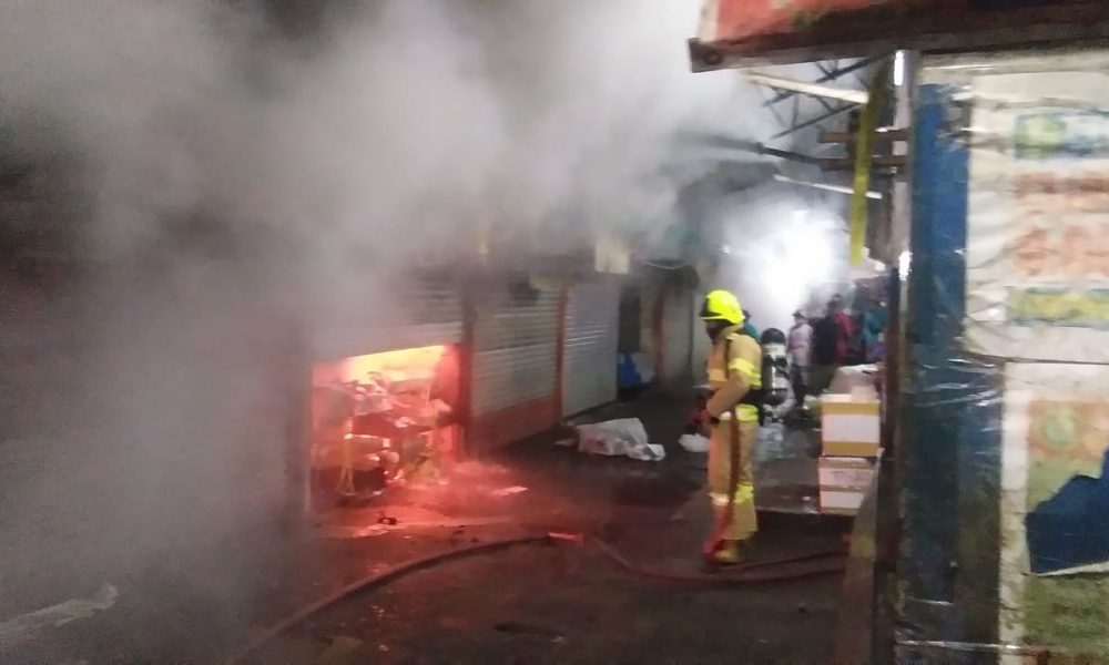 DAHIL SA NAG SPARK NA LINYA NG KURYENTE 1 STALL SA KALIBO PUBLIC