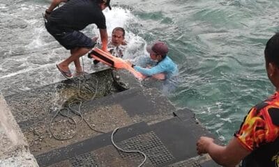 2 MANGINGISDA SA BORACAY NASAGIP SA TUMAOB NA BANGKA photo 2