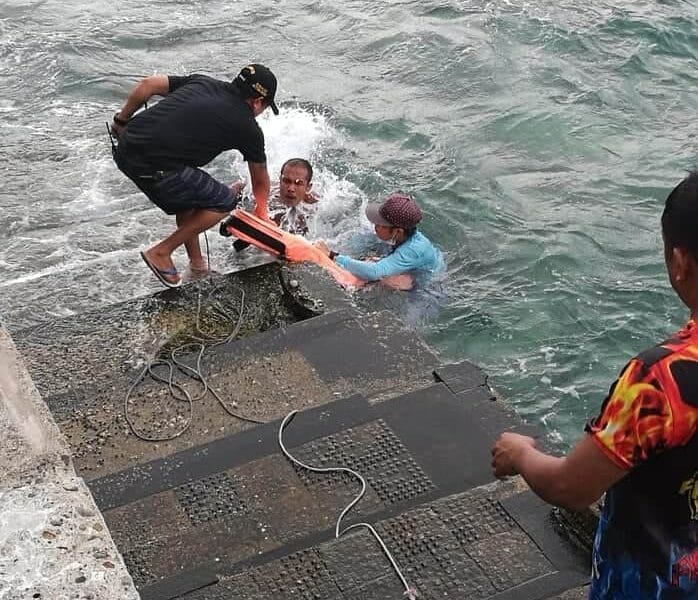 2 MANGINGISDA SA BORACAY NASAGIP SA TUMAOB NA BANGKA photo 2