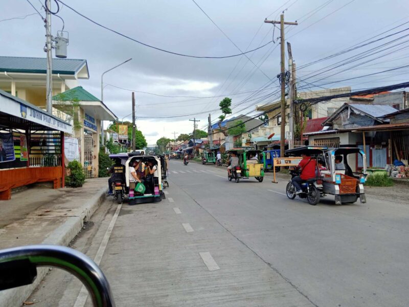 Batang patawid sana sa eskwelehan, nasagi ng motor