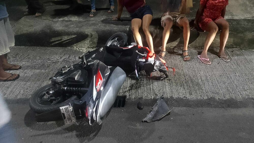 2 babaeng nakaupo sa gilid ng kalsada, nasalpok ng lasing na motorista